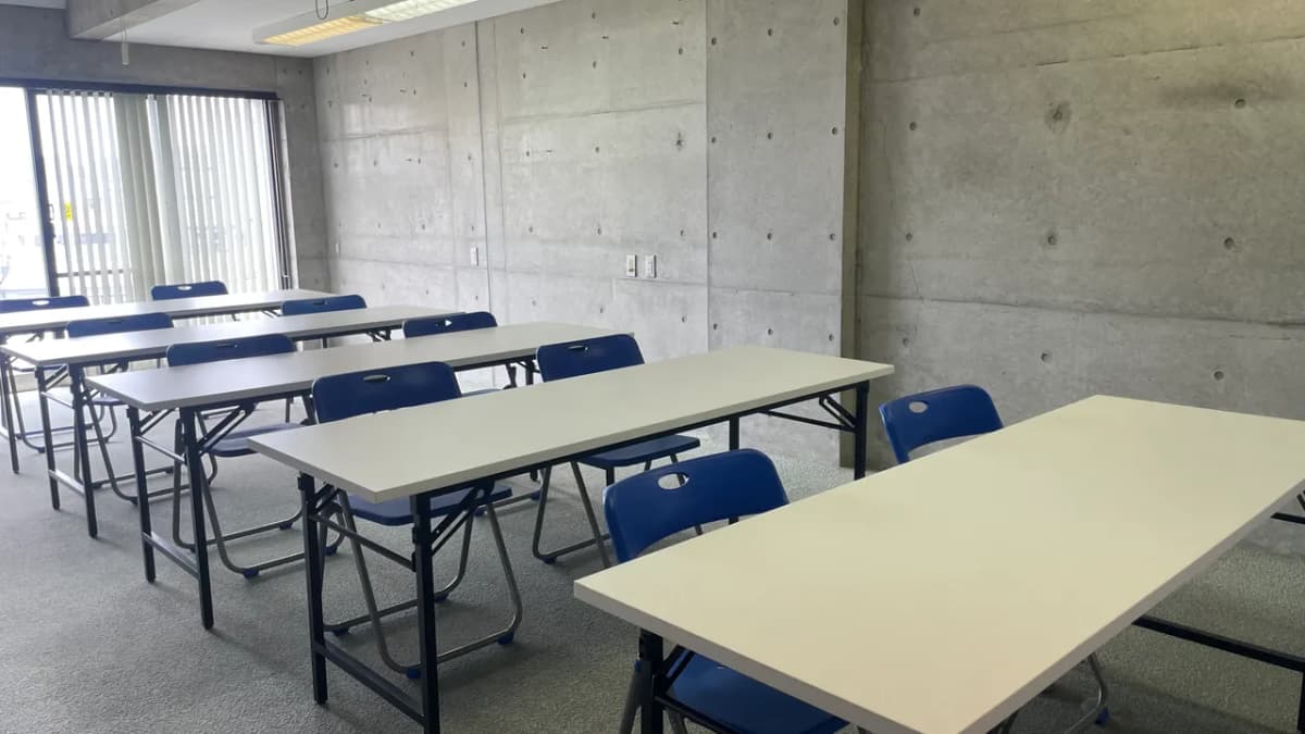 高松市の学習塾クローネ学園の教室。コンクリート打ちっぱなしの落ち着いた学習空間