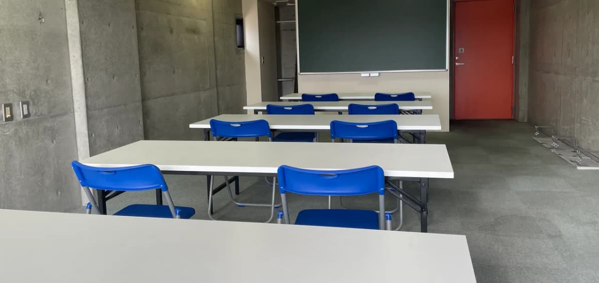 高松市の学習塾クローネ学園の教室。黒板のある授業スペース