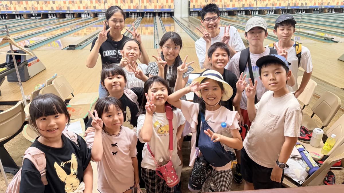 ボウリング場に集まったクローネ学園の塾生たちの集合写真